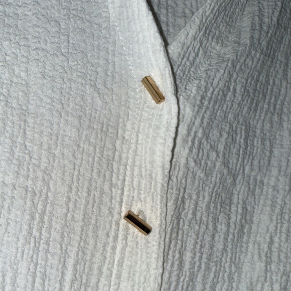 Women’s White Cropped Button-Front Shirt with Relaxed Collar - Picture 3 of 6